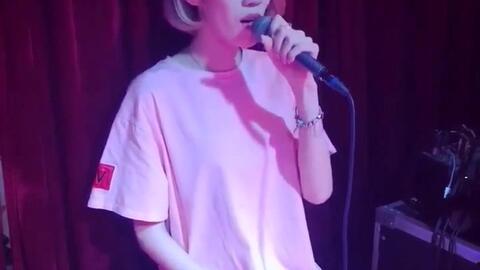 酒吧驻唱歌手视频,音符中的情感演绎